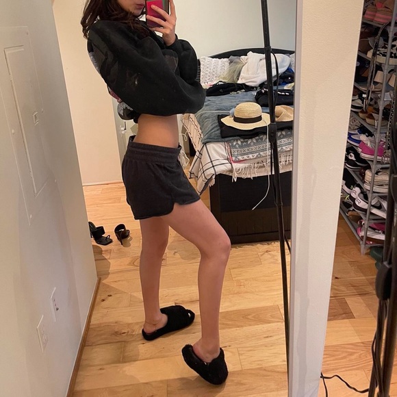 Old Navy Women's Grey Shorts - Picture 4 of 4